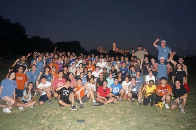 Large group photo of IEEE and ASME members in Zilker Park.